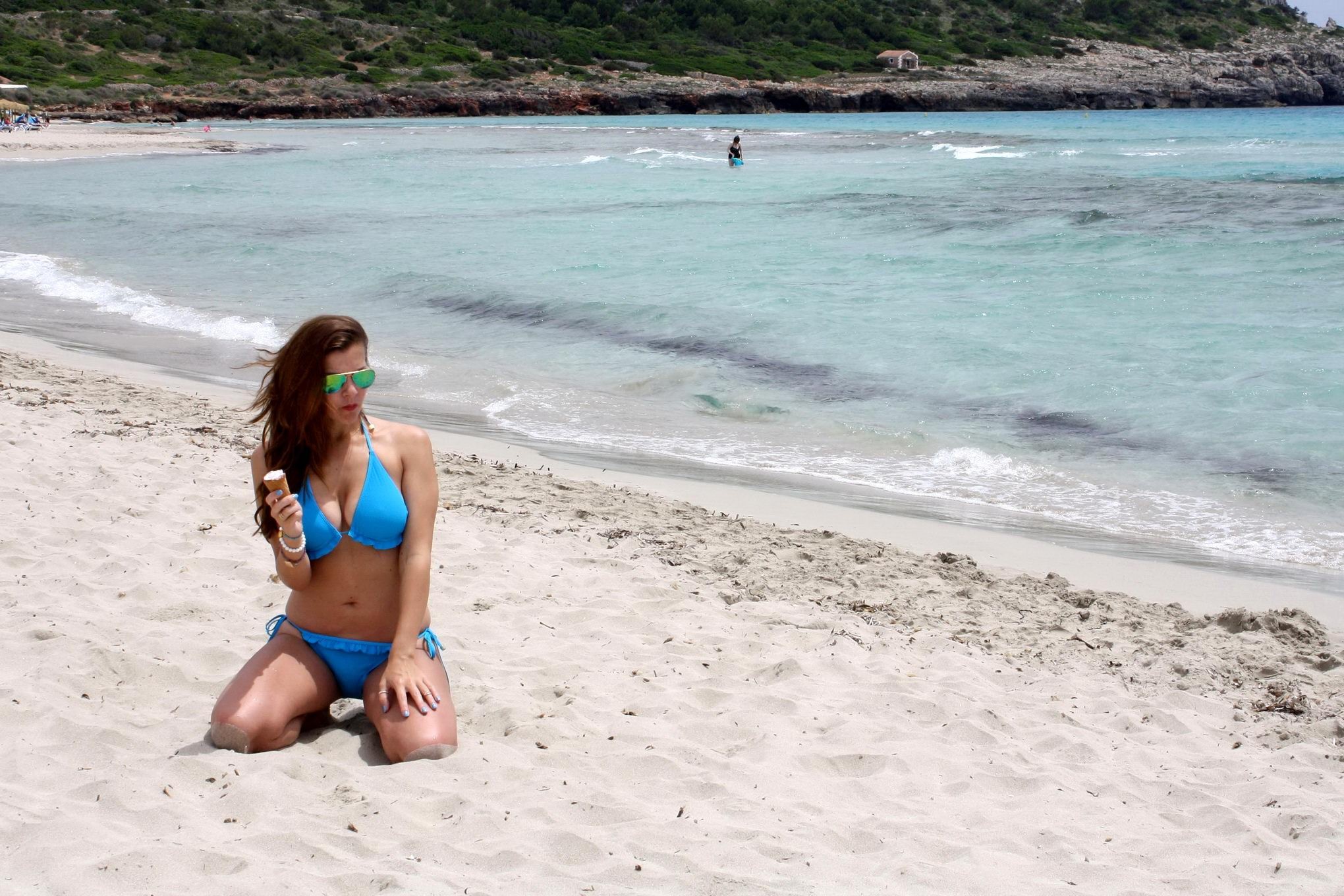 La tetona imogen thomas en bikini azul comiendo un helado en una playa española
 #75193075