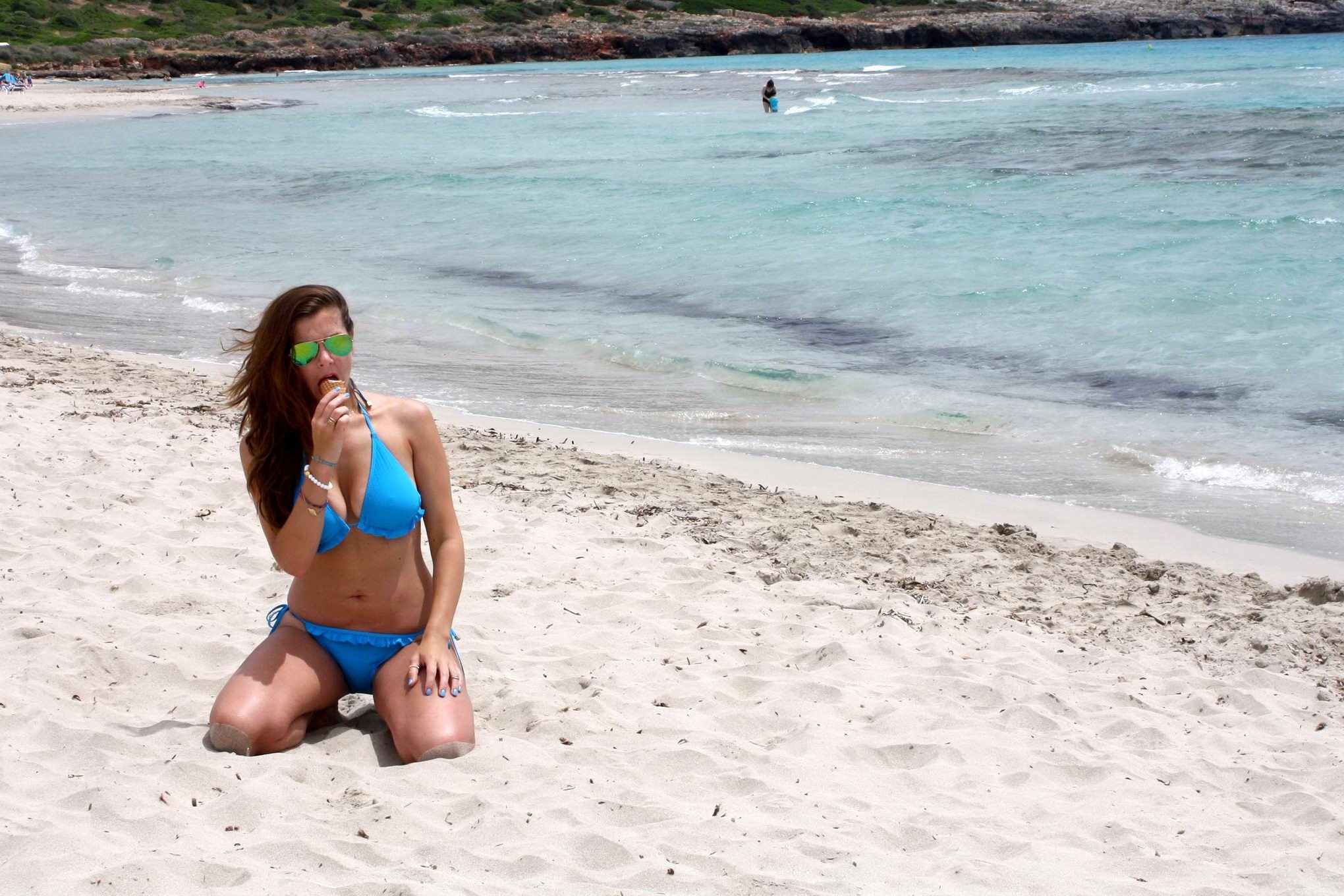 La tetona imogen thomas en bikini azul comiendo un helado en una playa española
 #75193085