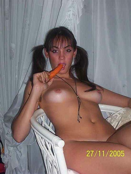 Lindas novias dando una cabeza
 #73644322