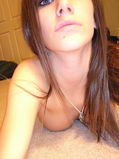 Lindas novias dando una cabeza
 #73644344