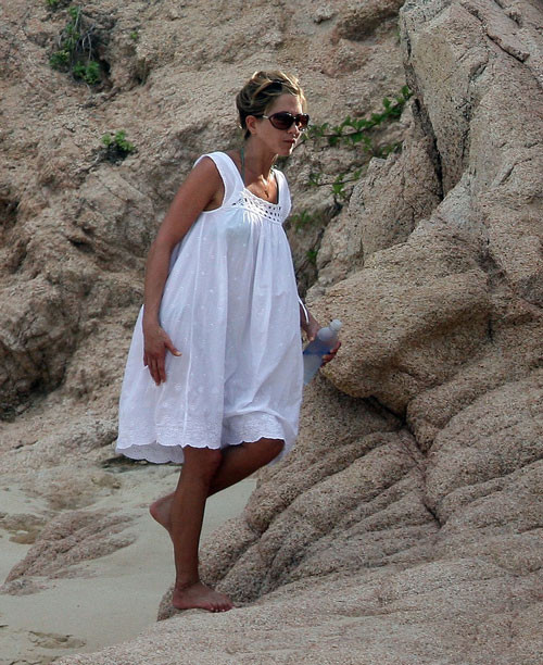 Jennifer Aniston che mostra belle grandi tette sulla spiaggia
 #75409724