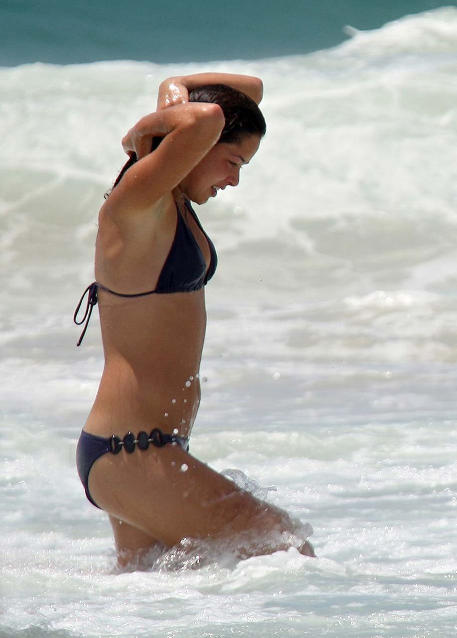 Ana ivanovic guardando molto sexy e mostrando il suo corpo in foto paparazzi bikini
 #75320850