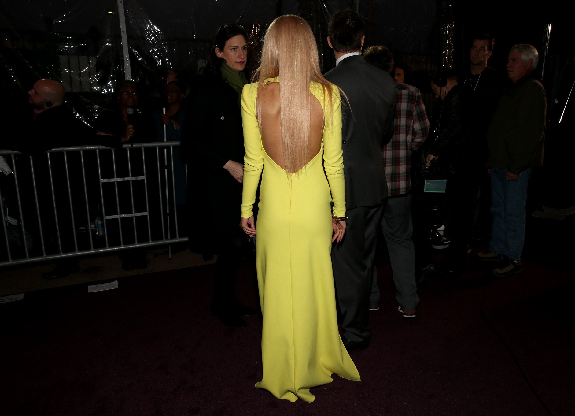 Havana brown che mostra un'enorme scollatura in un abito giallo ad alto spacco al vh1 divas 2012
 #75245985