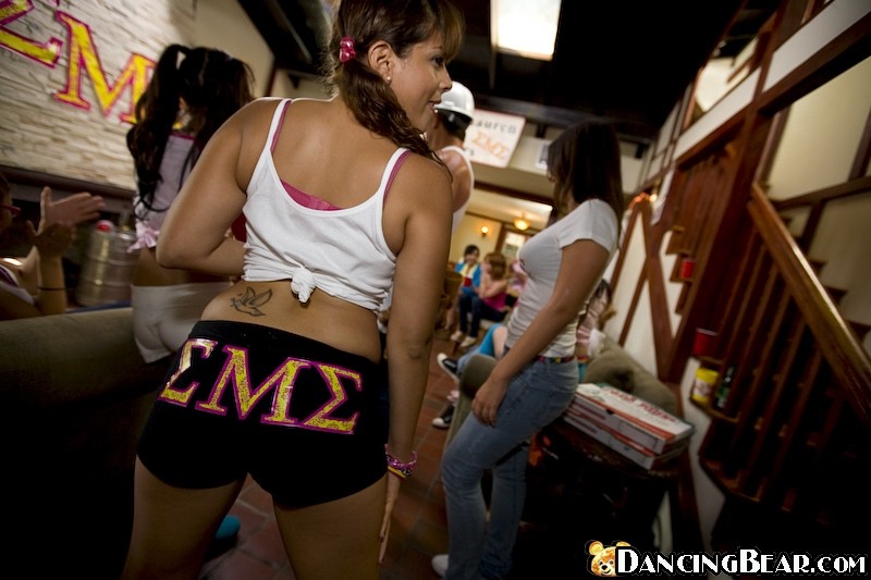 Strippers cachondos con pollas grandes follando con chicas en una fiesta
 #71528204