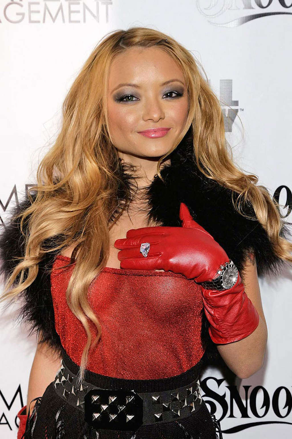 Tila tequila en mini-jupe léopard et ses seins glissent sur des photos de paparazzi.
 #75340675