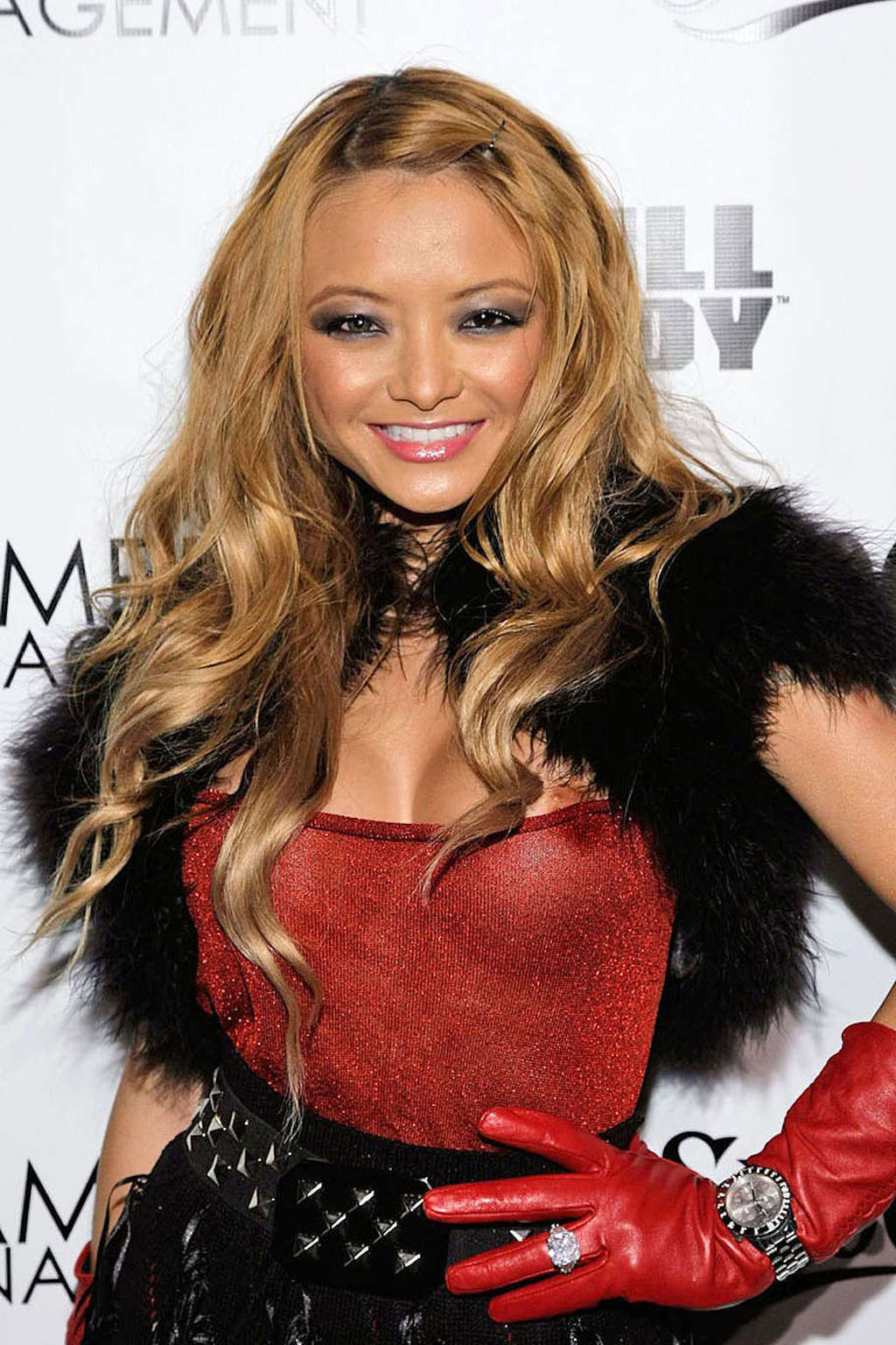 Tila tequila en mini-jupe léopard et ses seins glissent sur des photos de paparazzi.
 #75340681