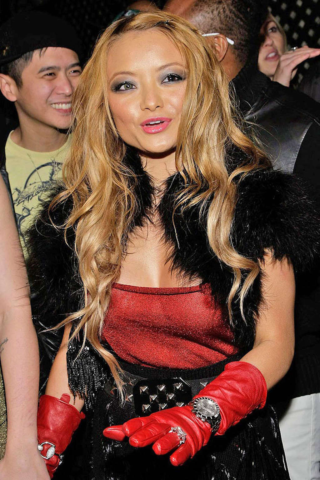 Tila tequila en mini-jupe léopard et ses seins glissent sur des photos de paparazzi.
 #75340689