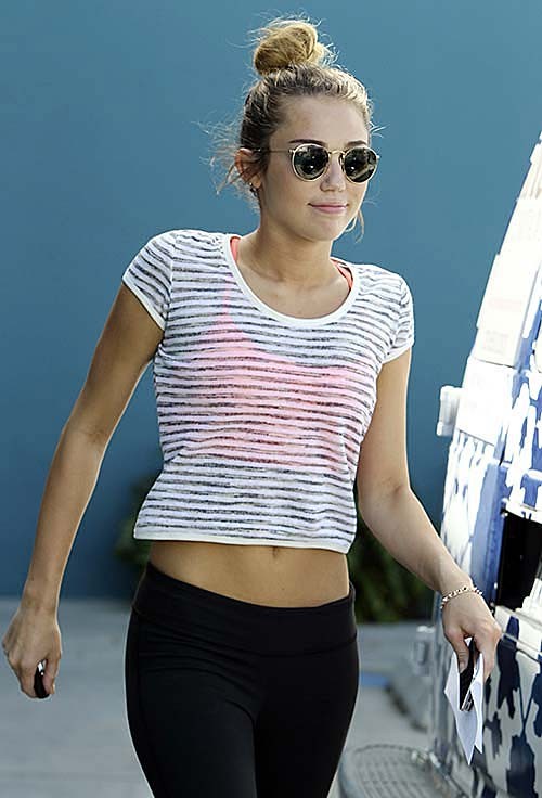 Miley Cyrus camminando sulla strada in sexy vedere attraverso camicetta
 #75266160
