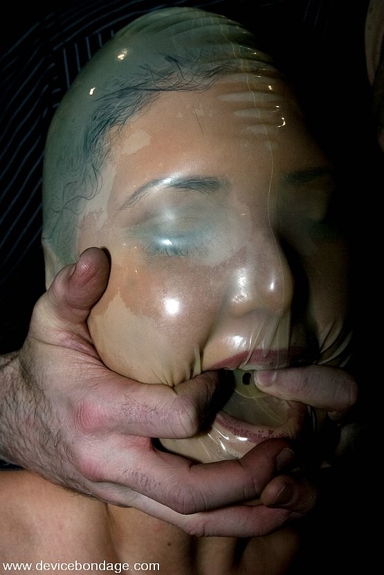クレア・デイムス、オールヌードでラテックスのバキュームマスクで拘束される
 #71899261