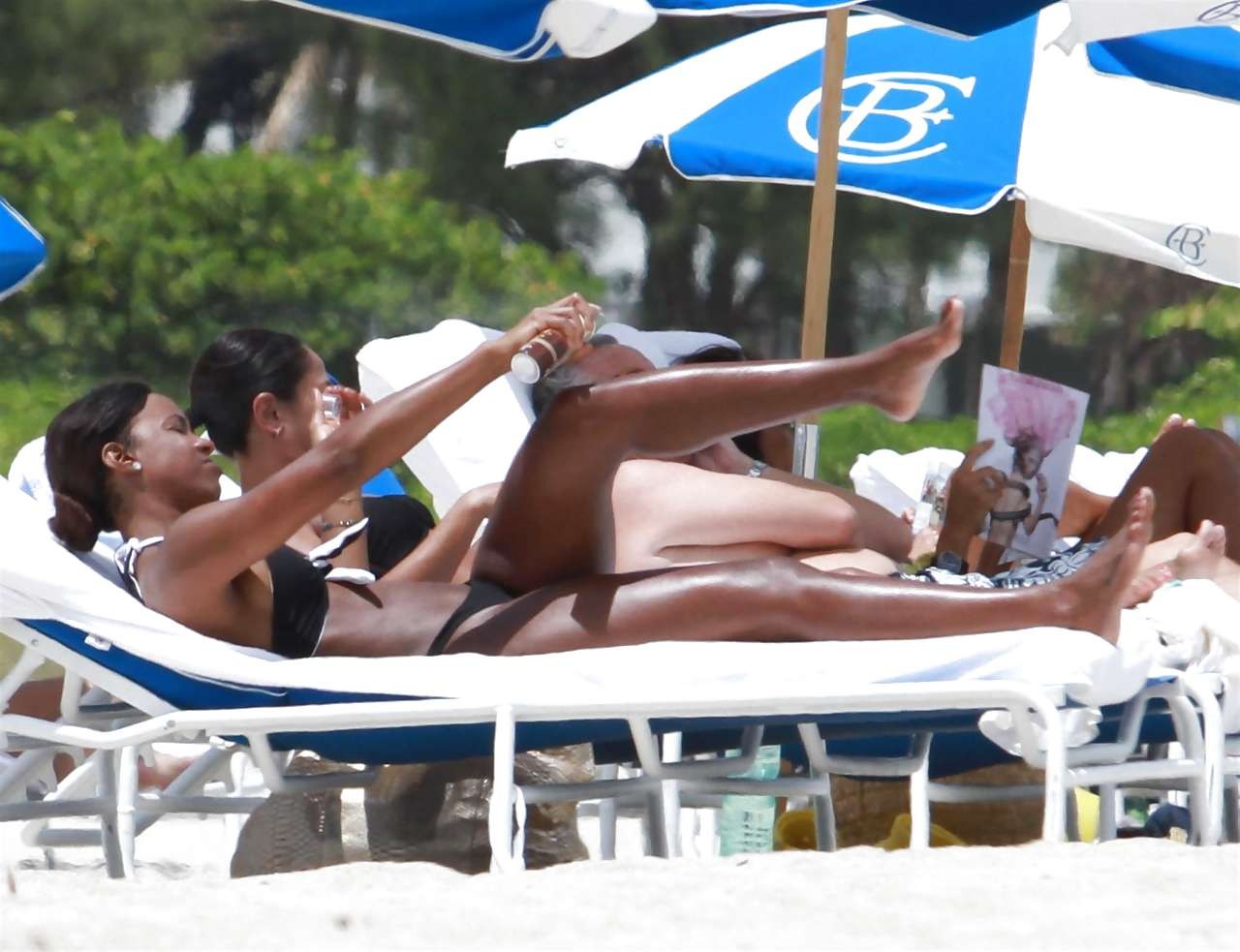 Kelly rowland exponiendo su hermoso culo en bikini y su cuerpo sexy
 #75231848