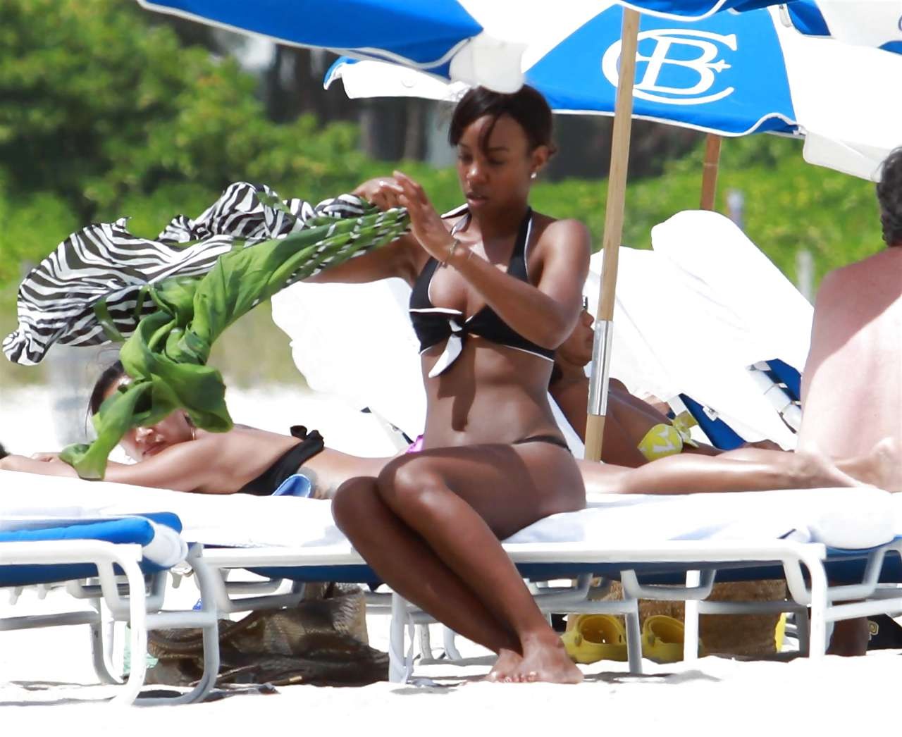 Kelly rowland exponiendo su hermoso culo en bikini y su cuerpo sexy
 #75231856