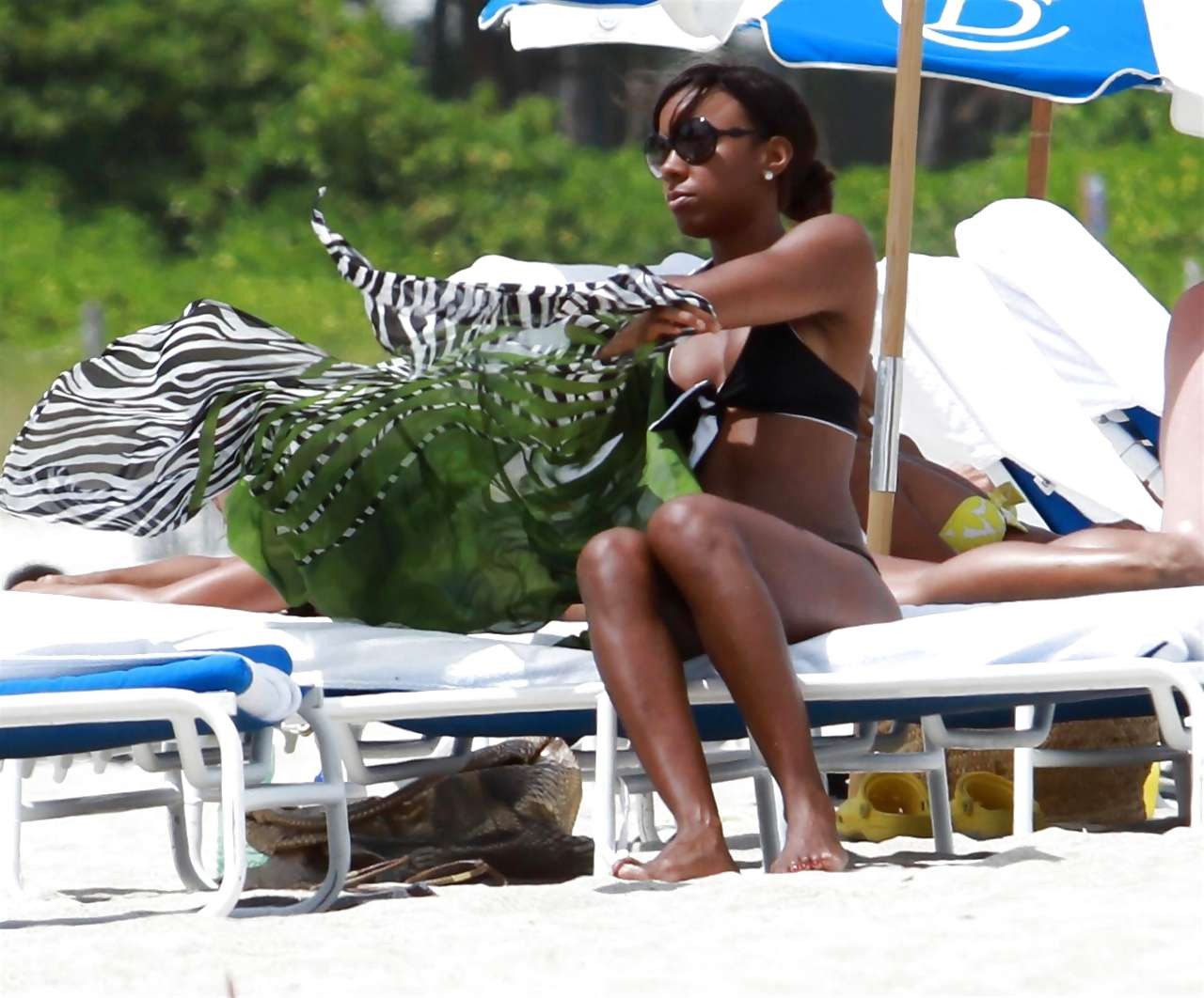 Kelly rowland exponiendo su hermoso culo en bikini y su cuerpo sexy
 #75231861