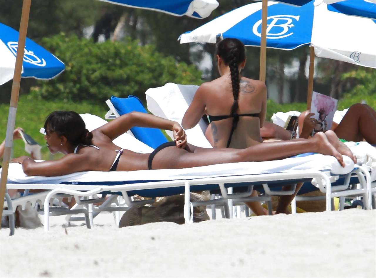 Kelly rowland exponiendo su hermoso culo en bikini y su cuerpo sexy
 #75231876