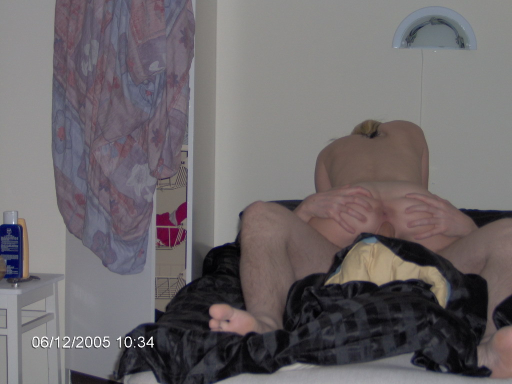 Busty blonde Amateur Freundin posiert nackt zu Hause
 #73857078