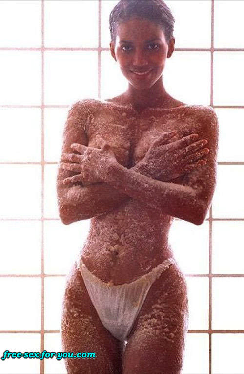 Halle berry montrant ses jolis petits seins et ses photos de jupe haute
 #75421905