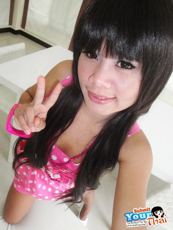 Sexy thailändische Babe Ivy Streifen aus ihrem rosa Kleid, um einen super heißen Körper zu offenbaren
 #67147852