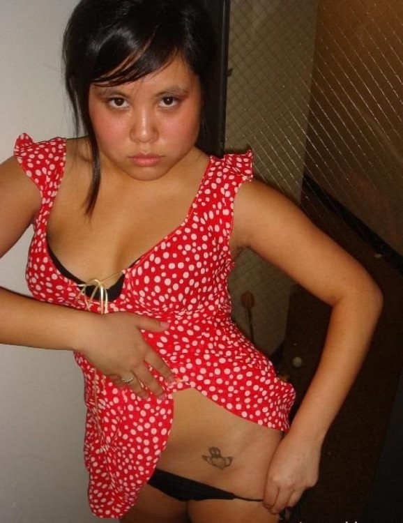 Adorabile ragazza asiatica che succhia un enorme cazzo nero con passione
 #69878913