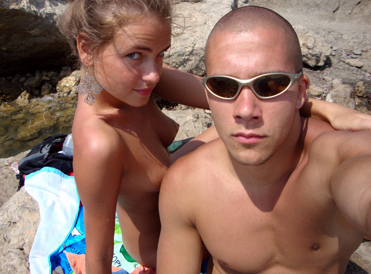 Des amies jeunes nues s'amusent sur une plage publique
 #72244103