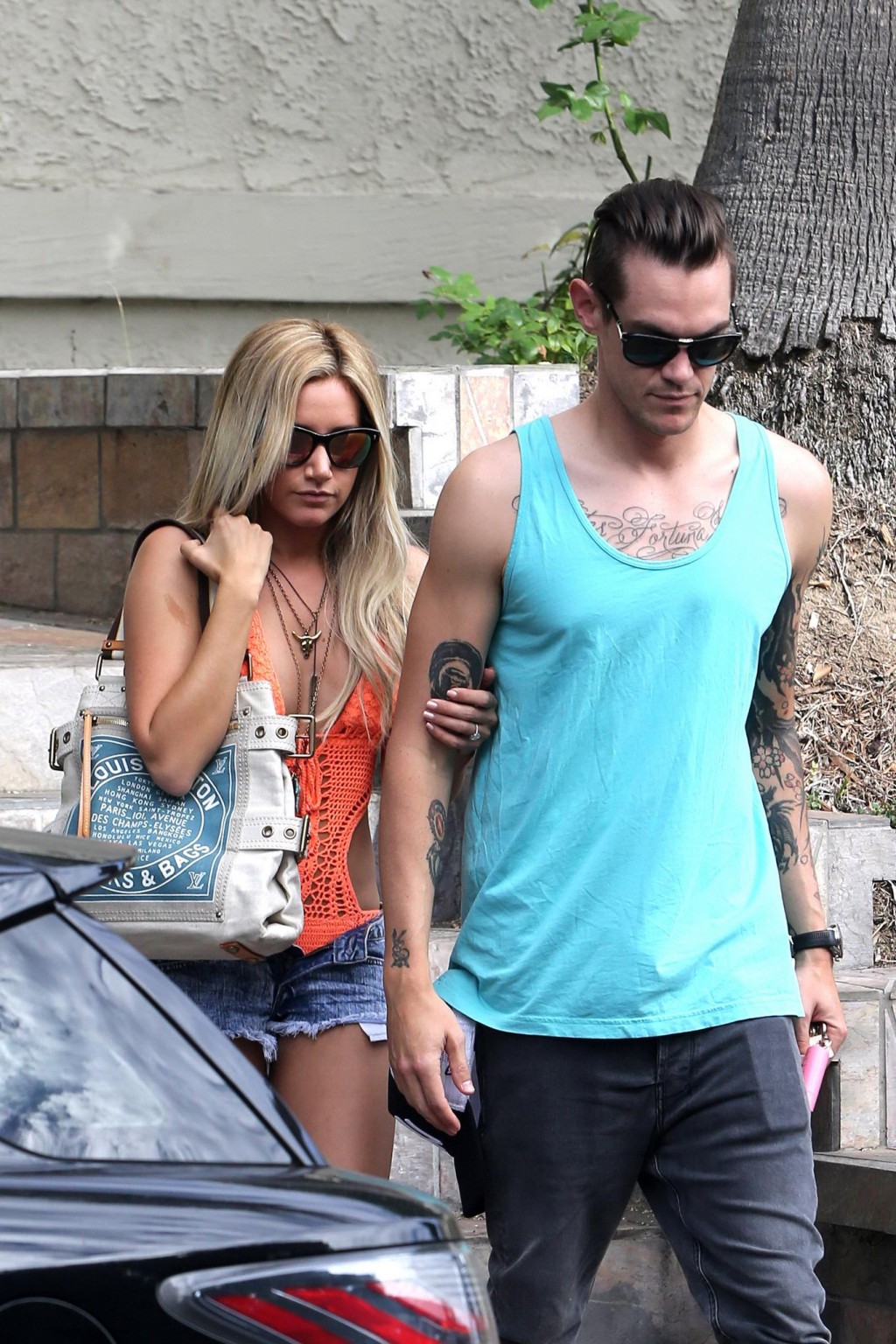 Ashley Tisdale indossa un succinto monokini arancione e hotpants a Los Angeles
 #75219766