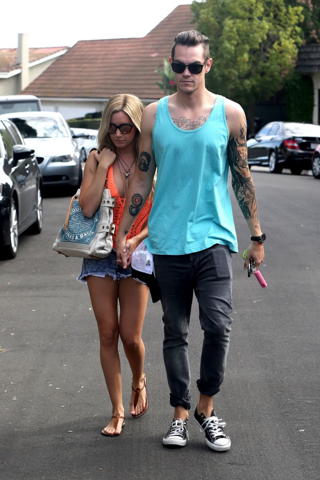 Ashley Tisdale trägt einen knappen orangefarbenen Monokini und Hotpants in Los Angeles
 #75219778