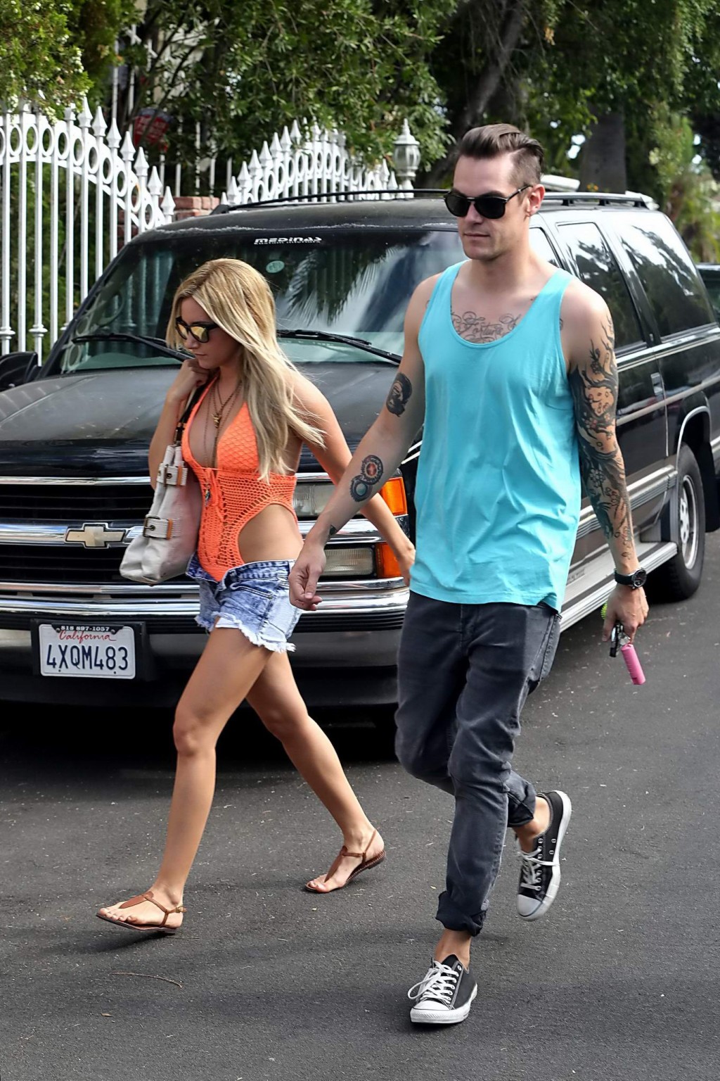 Ashley Tisdale porte un monokini orange et un pantalon sexy à Los Angeles.
 #75219810