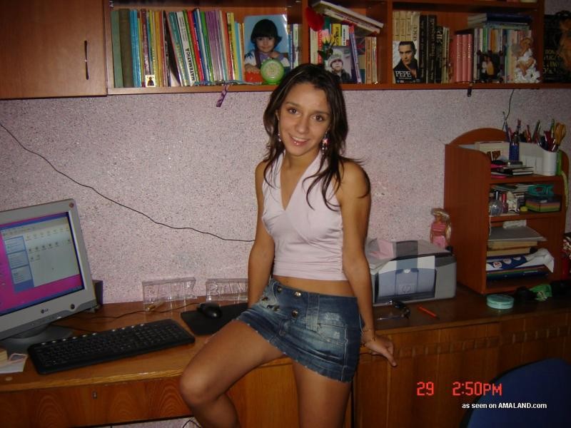 Sammlung von Latina Babes posieren sexy in ihrer Wohnung
 #77029017