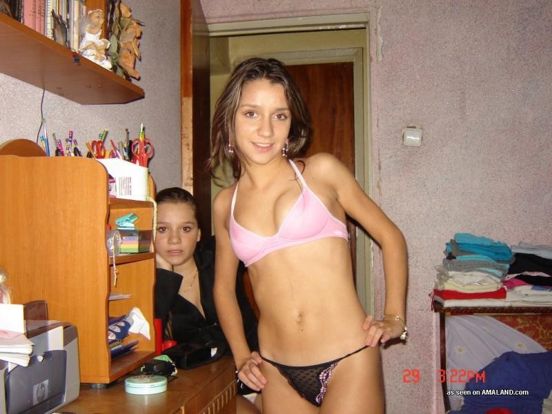 Sammlung von Latina Babes posieren sexy in ihrer Wohnung
 #77029025
