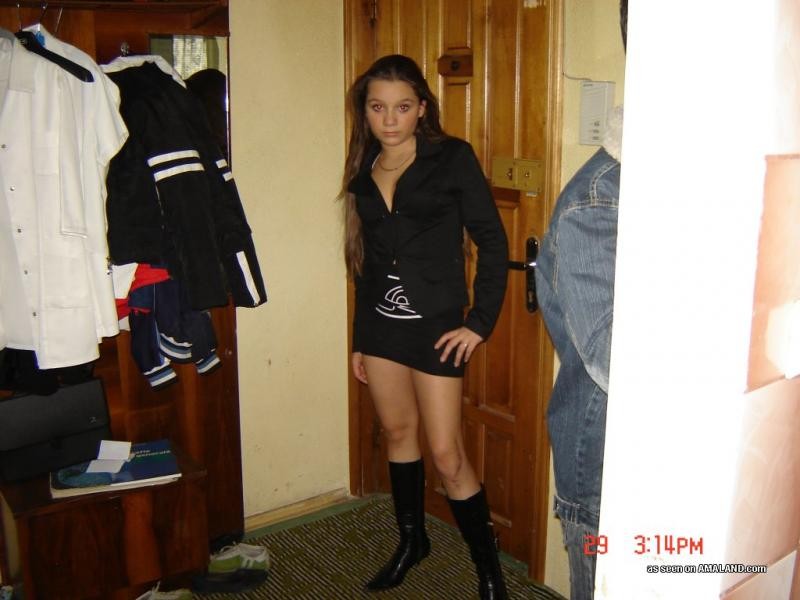 Sammlung von Latina Babes posieren sexy in ihrer Wohnung
 #77029047