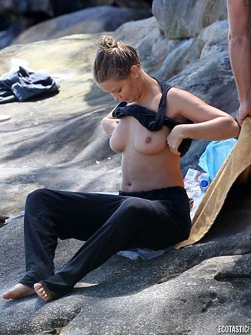 Lara bingle, seins nus, bronzant sur la plage, photos paparazzi
 #75278312