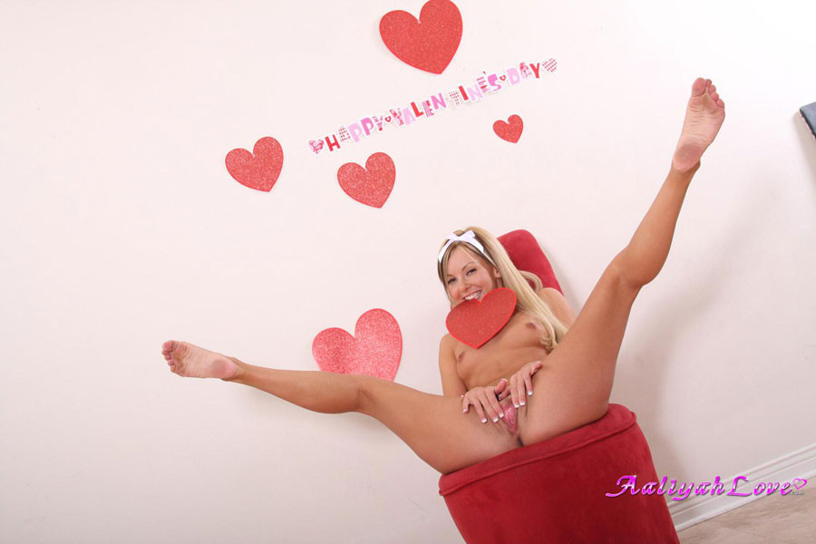 Aaliyah Love giving Valentines Day show with dildo #73764980