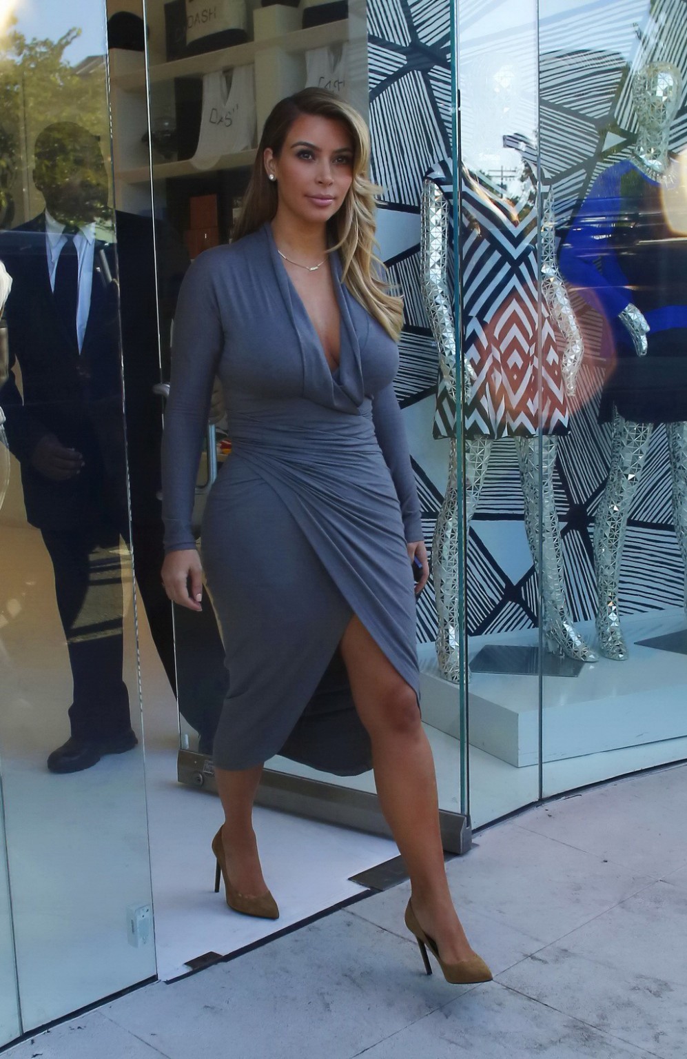 Kim kardashian mostrando gran escote en un vestido gris de gran abertura fuera de dash bouti
 #75215914