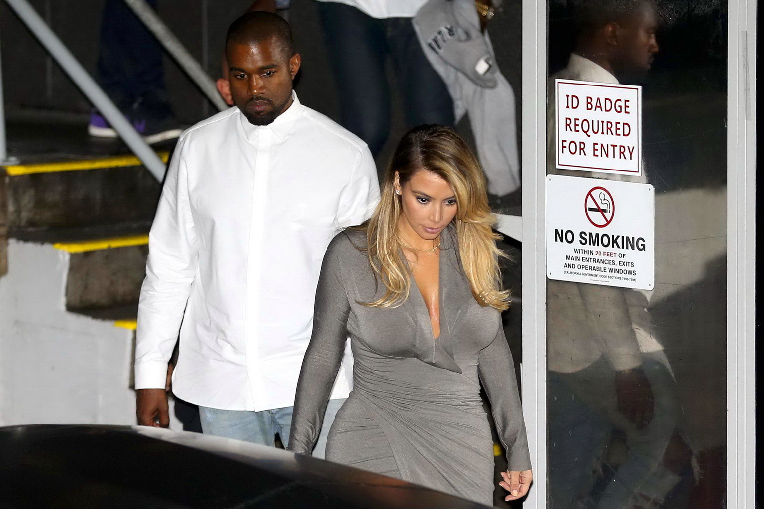 Kim kardashian mostrando gran escote en un vestido gris de gran abertura fuera de dash bouti
 #75215967