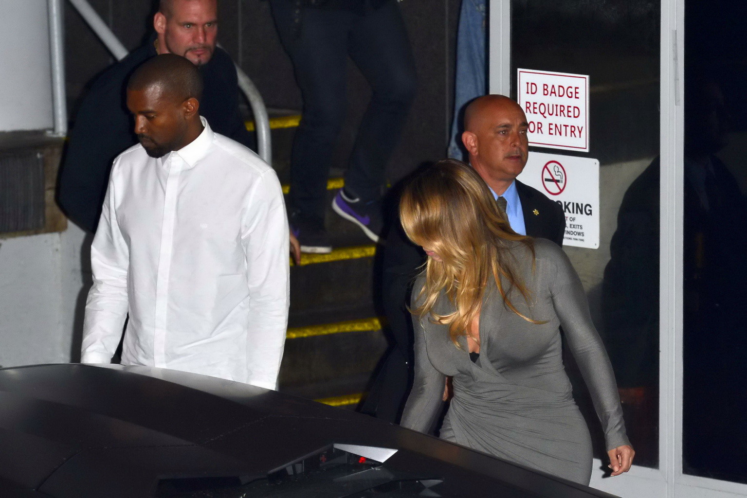 Kim kardashian mostrando gran escote en un vestido gris de gran abertura fuera de dash bouti
 #75215970