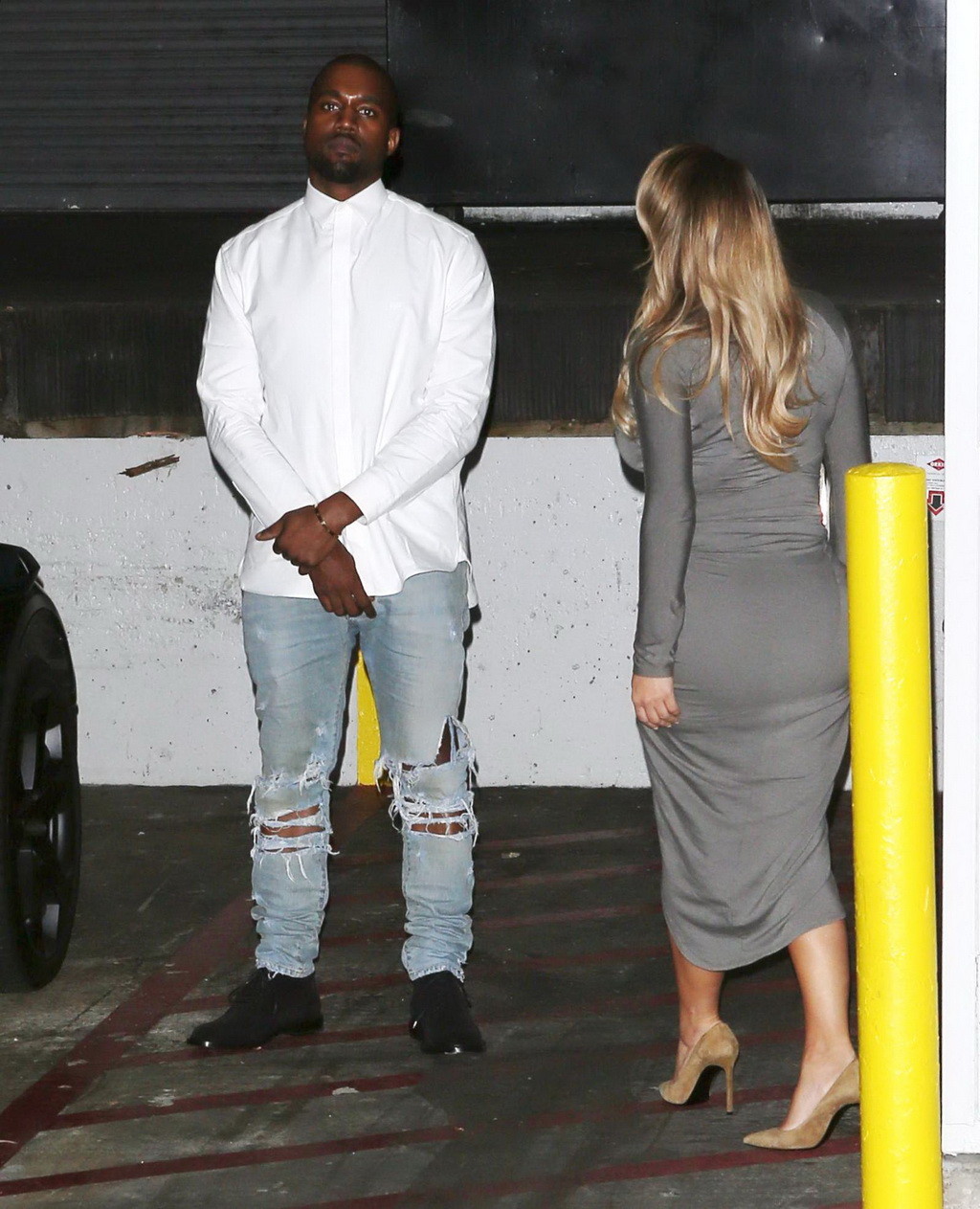 Kim kardashian montre un gros décolleté dans une robe grise très fendue à l'extérieur de la boutique dash
 #75215976