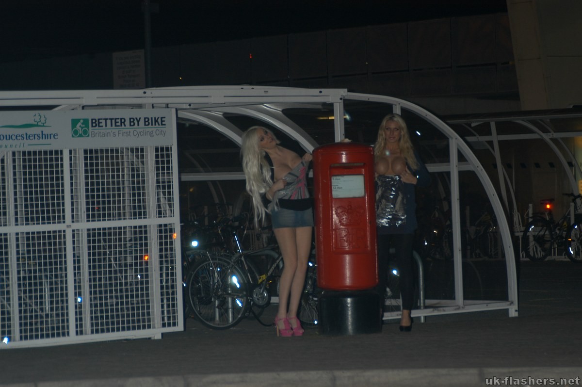 Busty Mädchen blinkt von blonden britischen Babes chacha und dolly im Freien in bristo
 #73047679