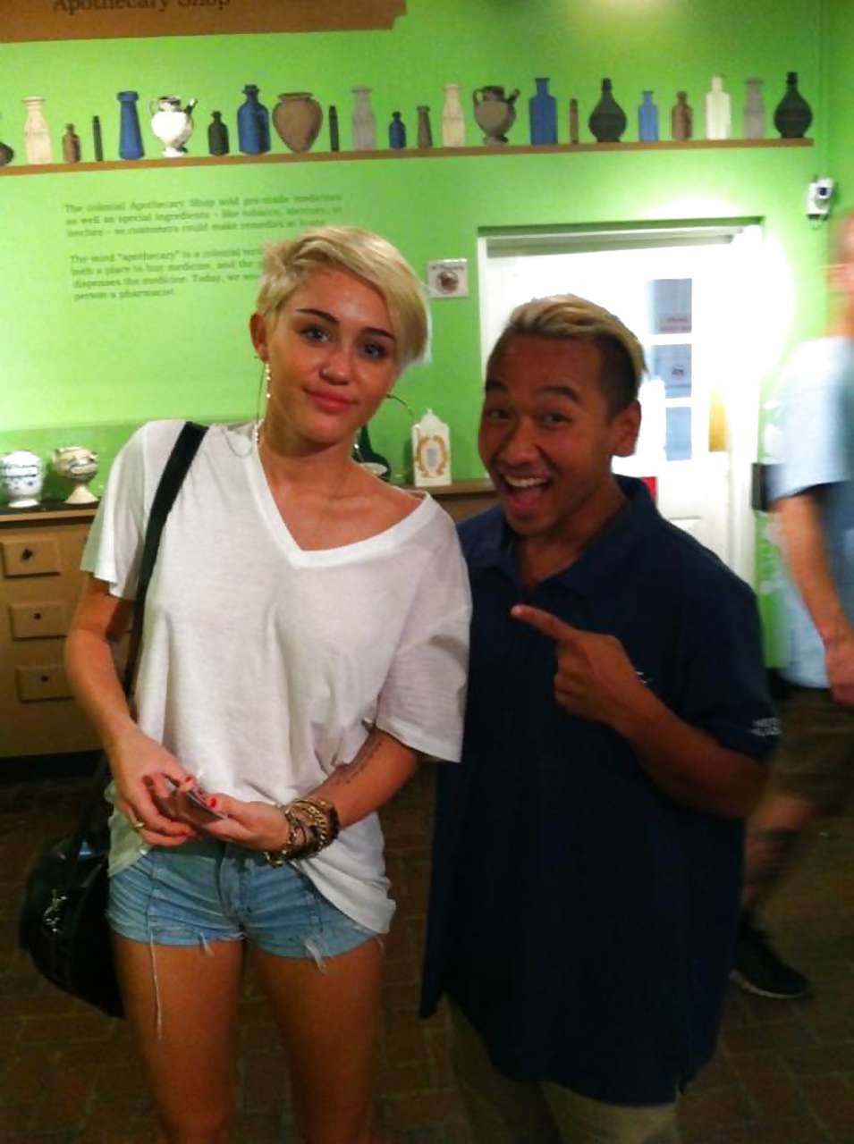 Miley Cyrus posant en chemise transparente et montrant son beau cul en culotte
 #75244152