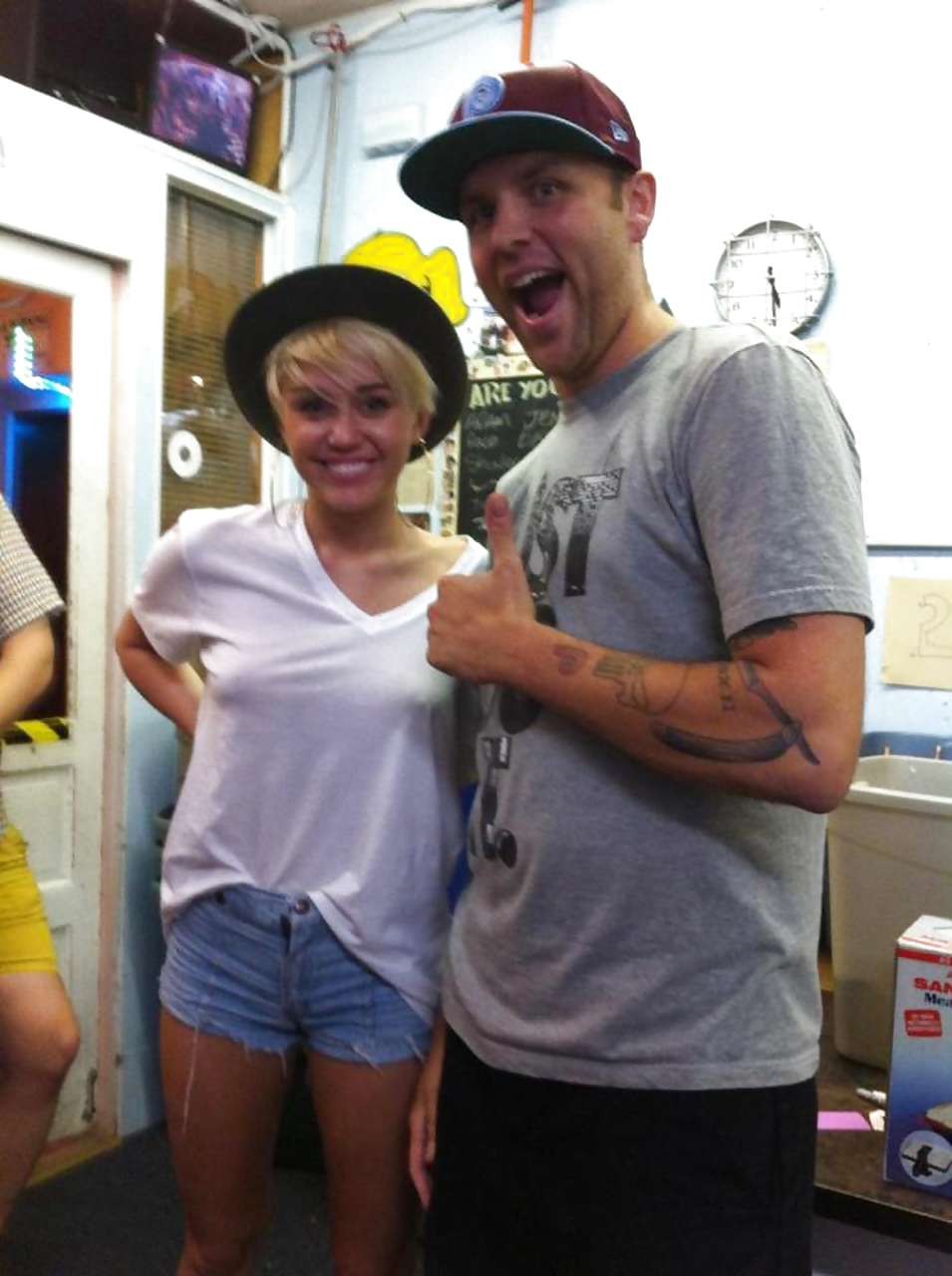 Miley Cyrusが透けて見えるシャツを着て、パンティーを履いてお尻を見せている。
 #75244158