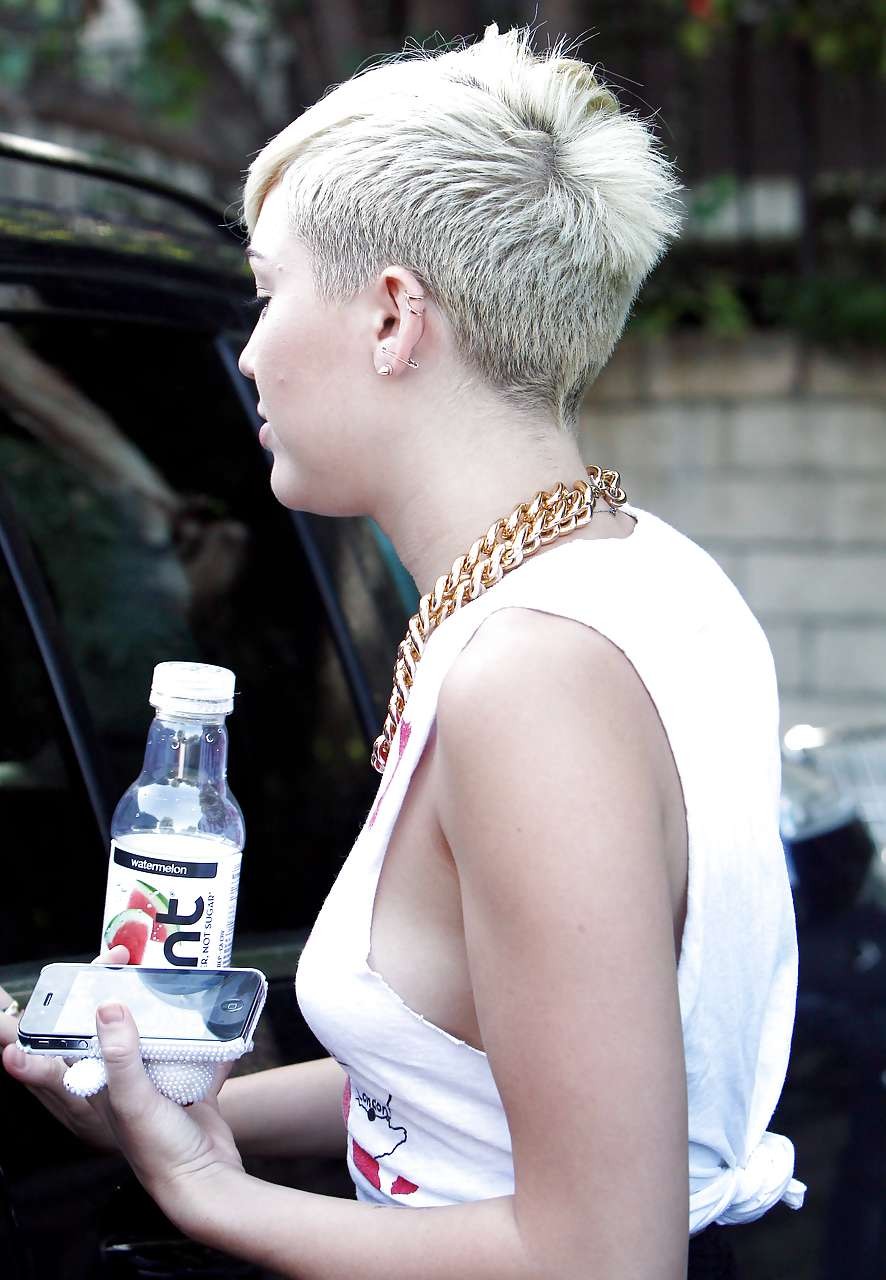 Miley Cyrus posant en chemise transparente et montrant son beau cul en culotte
 #75244168