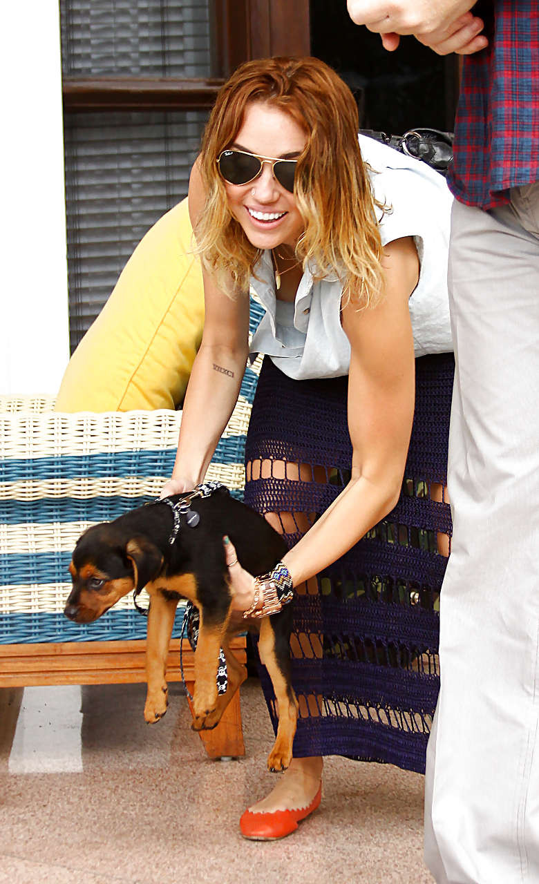 Miley Cyrusが透けて見えるシャツを着て、パンティーを履いてお尻を見せている。
 #75244193