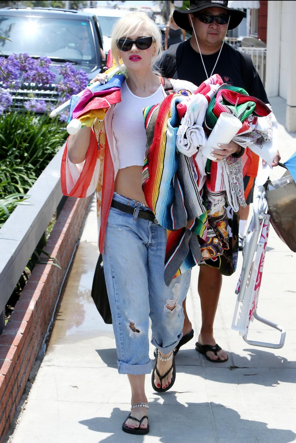 Gwen stefani vollbusig mit durchsichtigem BH-Bauch-Top und Jeans in Long Beach
 #75226168