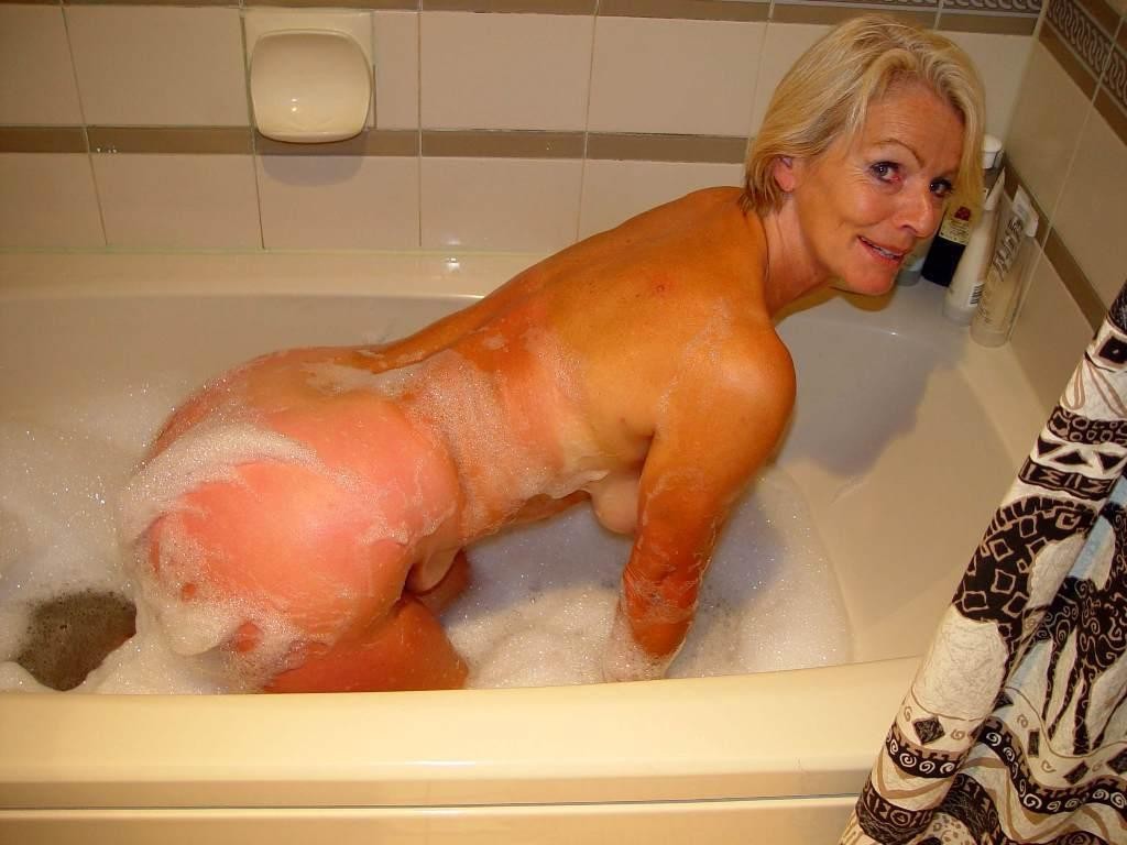 Blonde haarige Oma spreizt nasse reife Muschi in der Badewanne
 #77254340