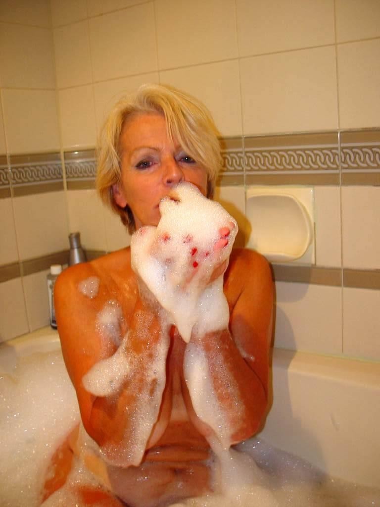 Blonde hairy granny spreads wet mature pussy in the bathtub #77254354