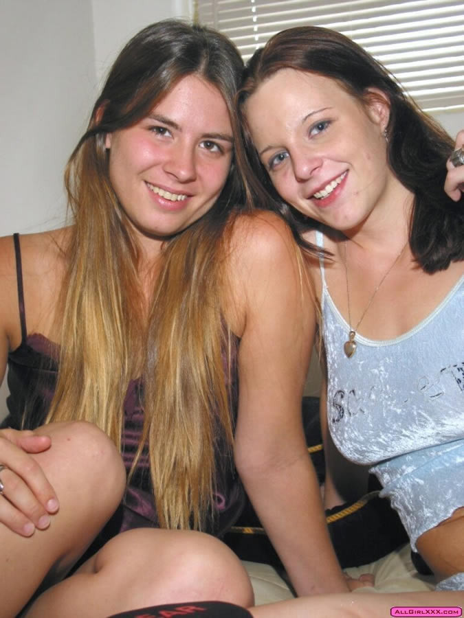 Lesben reiben ihre Pussys zusammen auf einem doppelten Dong
 #76317054