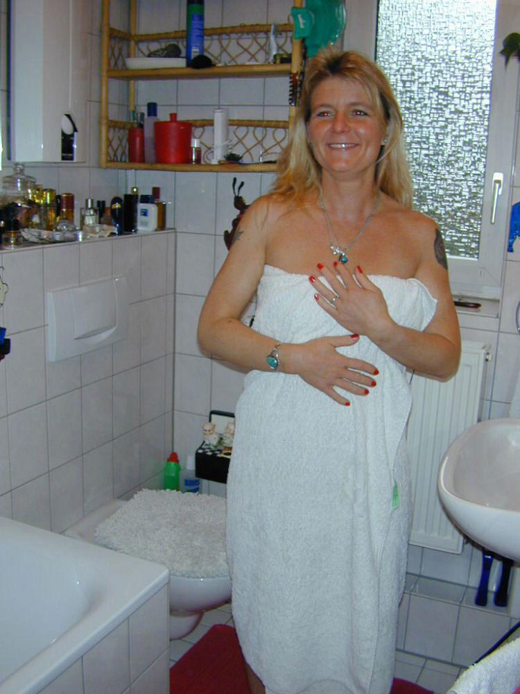 Femme au foyer blonde à petits seins se rasant la chatte sous la douche
 #77631664