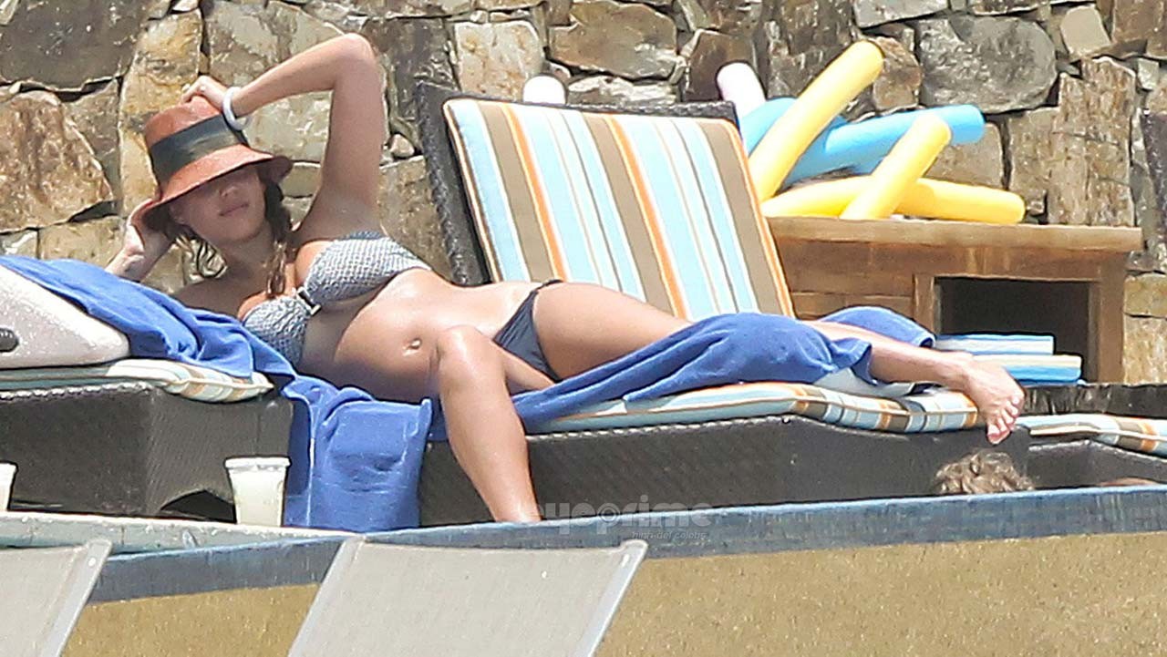 Jessica Alba exposing sexy body and huge boobs in bikini on pool #75304455