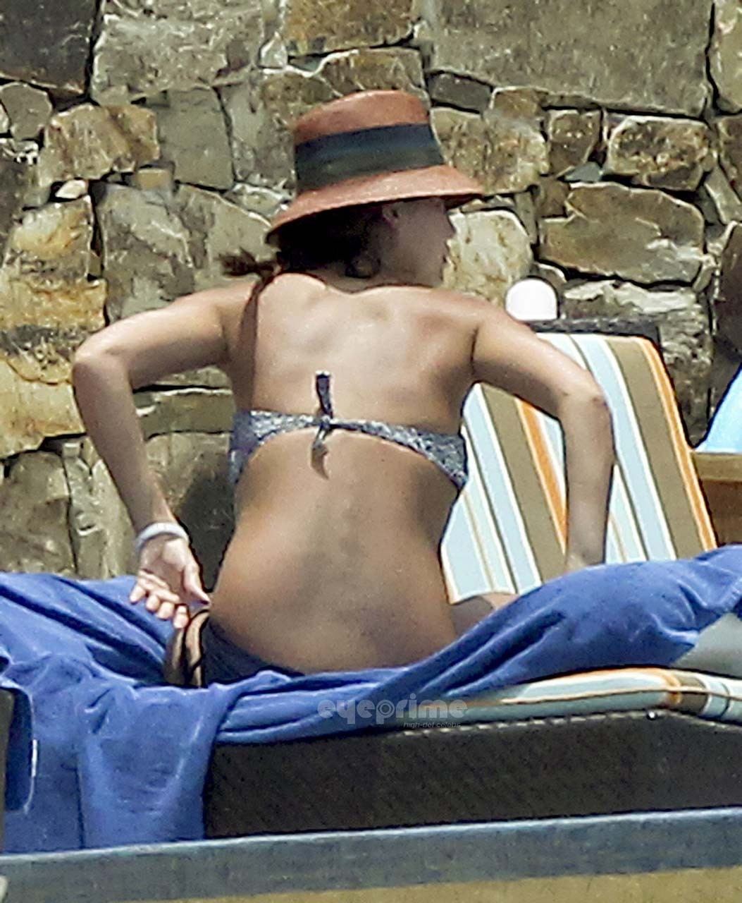 Jessica alba exponiendo su cuerpo sexy y sus enormes tetas en bikini en la piscina
 #75304499