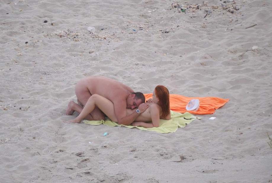 Una teenager amatoriale posa nuda su una spiaggia e fa un pompino al bf
 #72251654