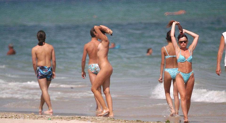 Novice teen GF poses nude on a seashore and gives blowjob to BF #72251662