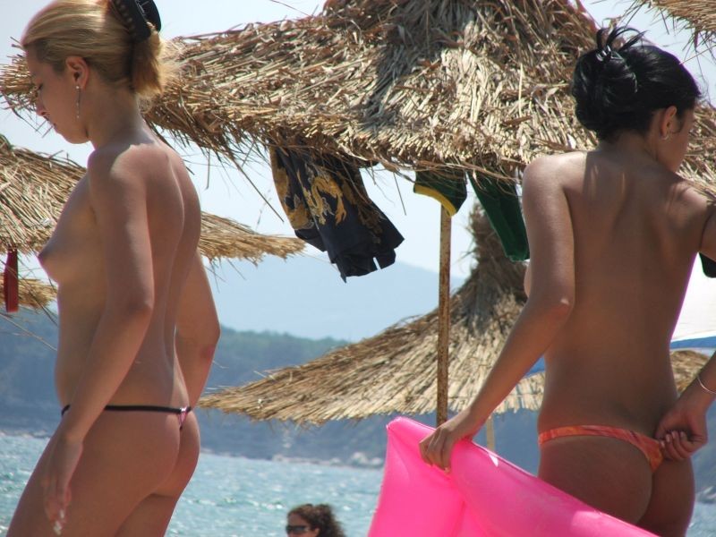 Une jeune amatrice pose nue sur une plage et taille une pipe à son partenaire
 #72251707