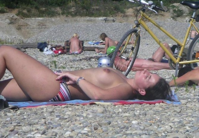 Une jeune amatrice pose nue sur une plage et taille une pipe à son partenaire
 #72251726